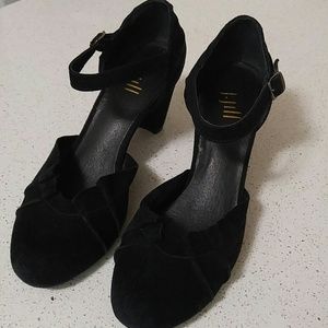 Pretty black velvet heels